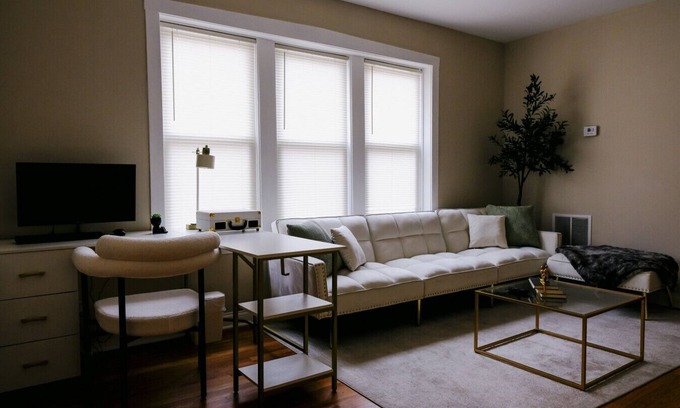 Irving Park East Apartamento | Sleeps 22 Modern Multi-Unit Gym Workspaces