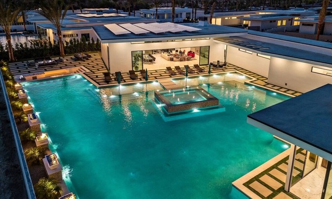 Indio Villa | Sleeps 23 | Luxury Villa w/ Pool, Hot Tub & Pickleball Court | Bravo Villa #10