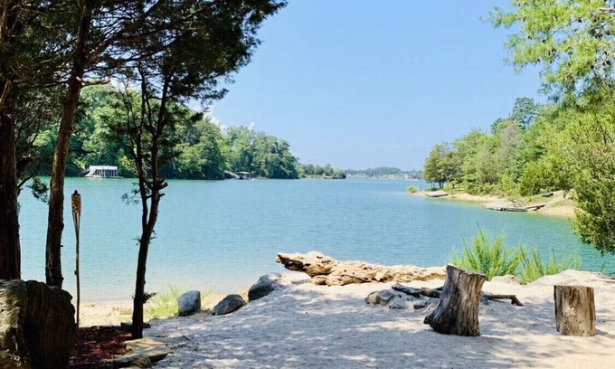 Dandridge Casa | Sleeps 24 -Douglas Lake Access - Boat dock - Game Room - Family Fun!