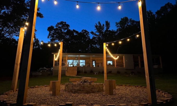 Homer Casa | Sleeps 24, HGTV Quality, Private Cul-de-sac Lakehouse on Lake Claiborne