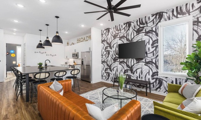 Greenwood Casa | Sleeps 24, TWO Adjacent Homes - Only 3 miles to Broadway