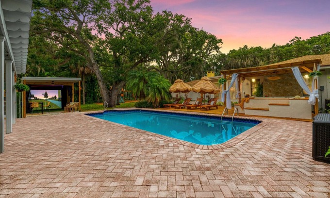 Largo Villa | 9BR Heated Pool, Hot Tub, Golf Sim