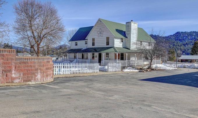 Garden Valley Otro | Sleeps 29! 9-bedroom 8-Bath 3-Kitchen, Historic McBride Farm in Garden Valley