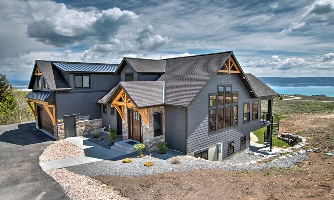 Fish Haven Casa | Sleeps 32 people (32 max), Parking for up to 10 vehicles, 7 bedrooms, 5.5 bathrooms, 3 levels, 5,...