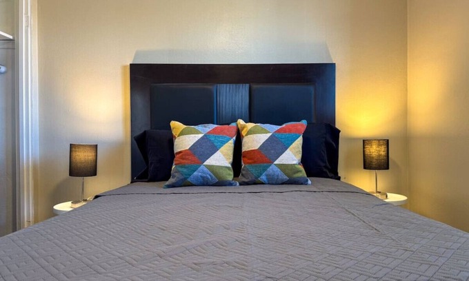Mount Oliver Apartamento | Sleeps 4! 1 Bedroom, 2 Beds w/ Parking + WIFI