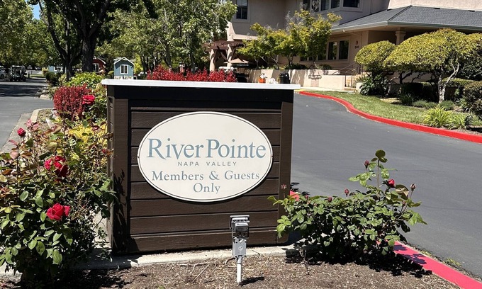 Napa Cabaña | Sleeps 4! 1 Queen Size Bed with fold out couch. Unit has fridge, stove/microwave