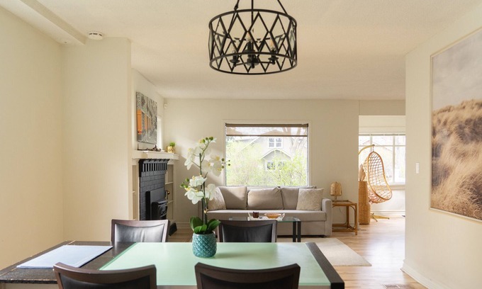 Crescent Heights Casa | Sleeps 4 - Family friendly home with yard - pet friendly