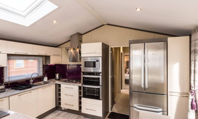 Windermere Cabina | Sleeps 4 plus a tiny tot. Fabulous lake views with spacious outside terrace and hot tub