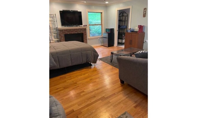 South Central Omaha Casa | Sleeps 4 Studio Heart of Omaha - Ralston Arena