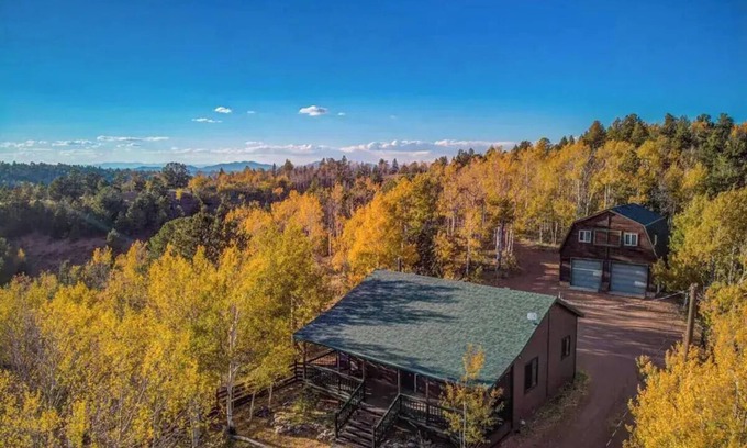 Cripple Creek Cabina | ★ Sleeps 4 ★ Surrounding Mtn + Aspen Vistas + Hot Tub + Game Room