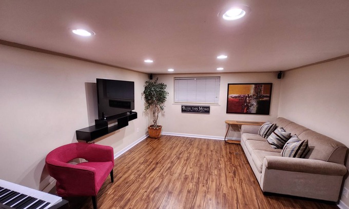 Tri-Cities Casa | Sleeps 4+that good doggy!Comfy, close to golf, restaurants & C.River Prk events!