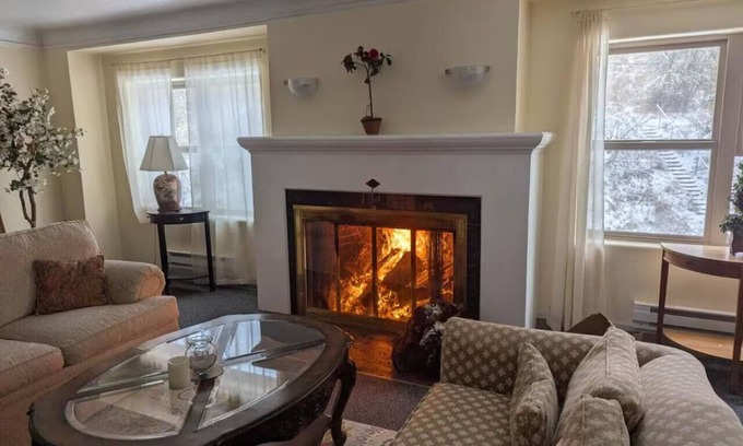 Gaston Cama Y Desayuno | Sleeps 40-20BR Wine Country-Fireplace-Free Parking