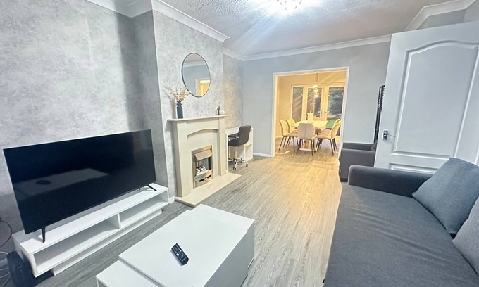 Cheadle Casa | Sleeps 5 with Free Parking