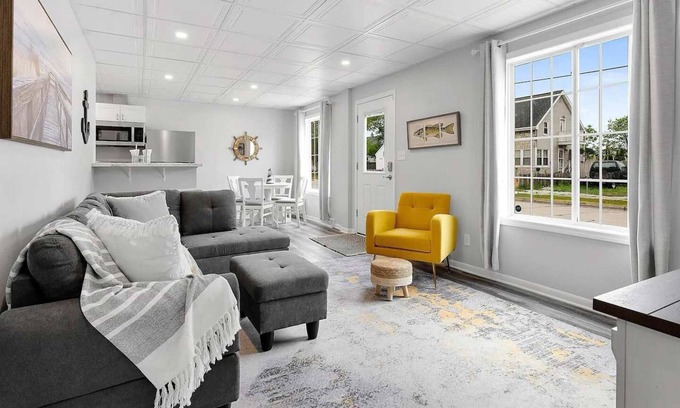 Two Rivers Casa | Sleeps 6, Hot Tub, Neshotah Beach
