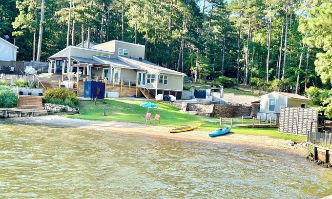 Milledgeville Casa | Sleeps 6, Inground Pool, Amazing Views + More!