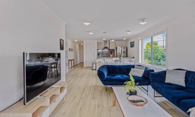 Torquay Casa | Sleeps 6 - Private Deck - Reading Bungalow