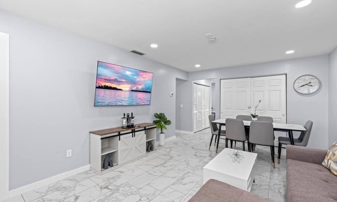Lake Worth Apartamento | Sleeps 6 PS5 + 65” TV Renovated 2-BR Fast WiFi 2 Parking Spaces