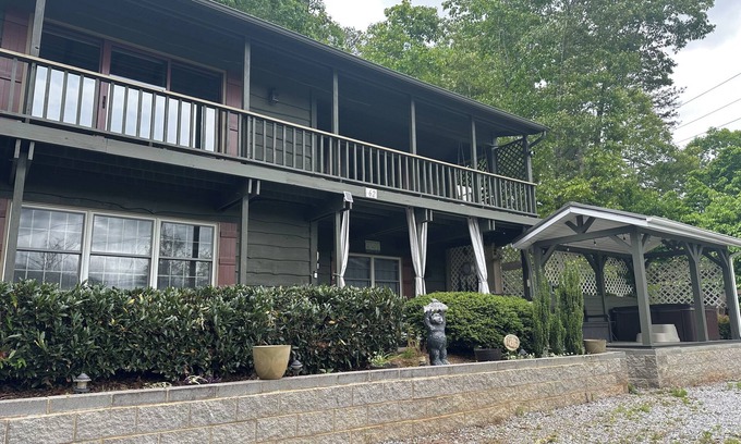 Waynesville Casa | 2 Bedroom with Mountain View & Hot Tub in charming Waynesville