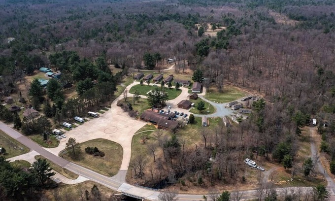 Neillsville Apartamento | Enjoy this log style loft home that sleeps up to 7 guests. Enjoy the amenities of the Riviera Resort