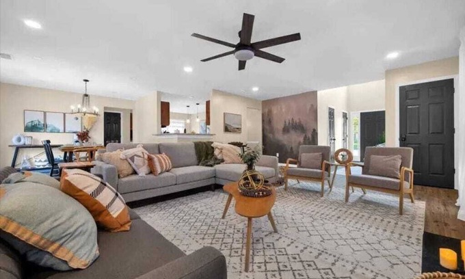 Lilburn Casa | Sleeps 7, w BBQ, GameRm & Fire pit/ Pet Friendly