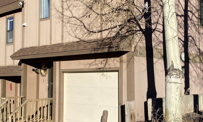 Angel Fire Condominio | Sleeps 8! 2 Bedrooms/2 Full Baths, GARAGE & FULLY REMODELED! Close to the hill.