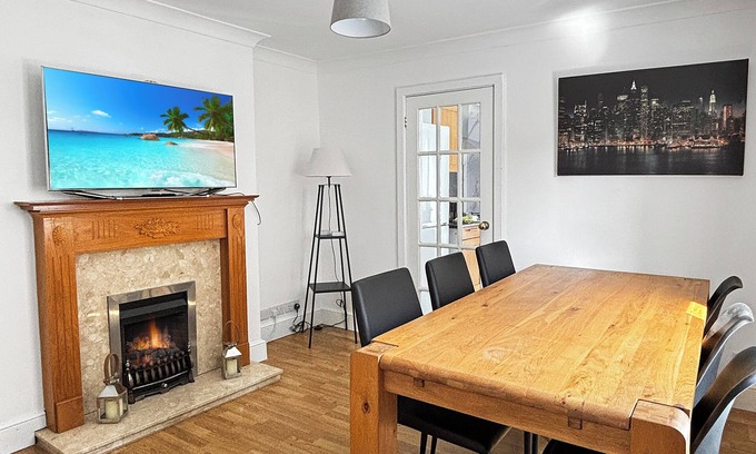 Grantham Casa | Sleeps 8 3bed house in central Grantham ideal for groups, families & contractors