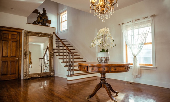 Southmoreland Casa | Sleeps 8, 7 Queen Beds, Centrally Located, Near Downtown KC & County Club Plaza