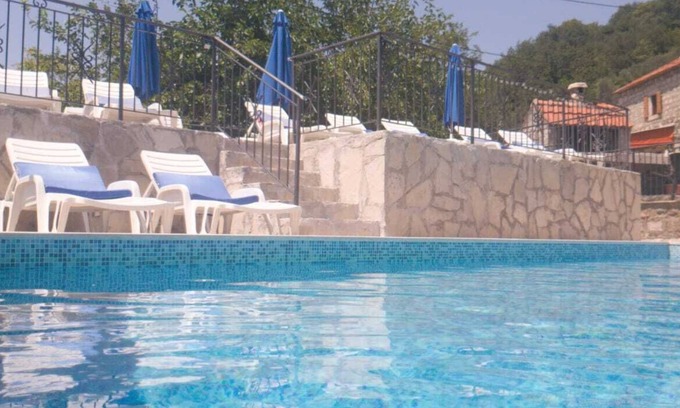 Mrcevac Casa | Sleeps 8 /9 people. 2 apartments. Pool. Sea and mountain viewsi
