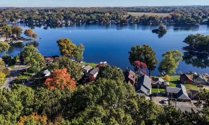 Portage Lakes Cabina | Sleeps 8 + BBQ + AC + Near Lake