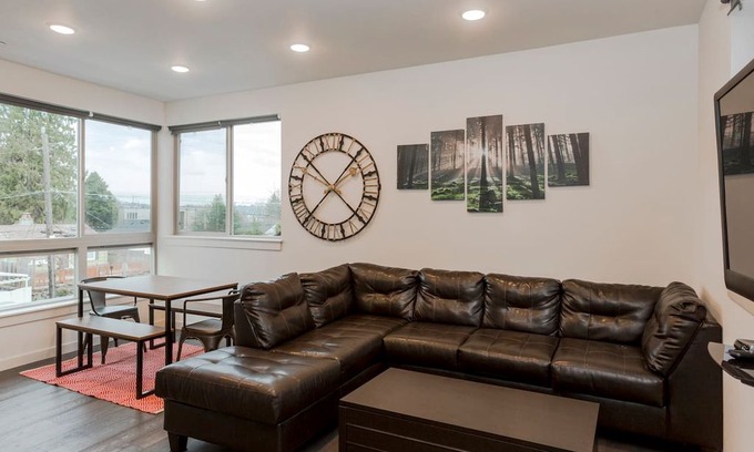 Lawton Park Casa | Sleeps 8 ★ BRAND NEW ★ Minutes to Downtown Seattle