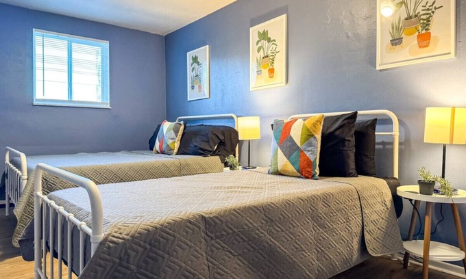 Mount Oliver Apartamento | Sleeps 8! Charming 2 BR w/ 5 beds + WIFI