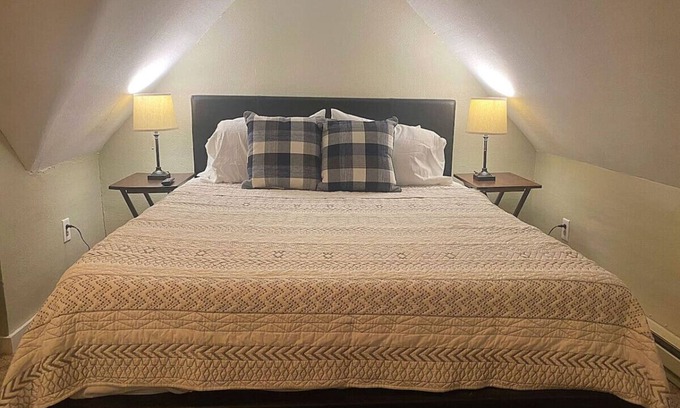 New Castle Condominio | Sleeps 8! Cozy 2br Apartment in Triplex + WIFI!