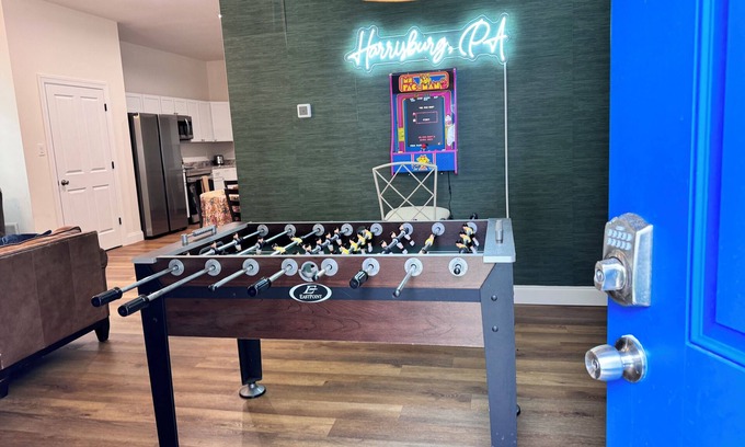 Linglestown Cabaña | Sleeps 8! Foosball+Arcade, Private Courtyard, Parking, Washer+Dryer. Great home!