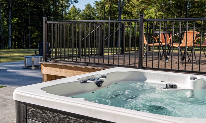 Wallingford Casa | Sleeps 8, hot tub, secluded, spacious