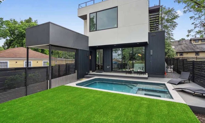 Barton Heights Casa | Sleeps 8-Luxury Home near Zilker
