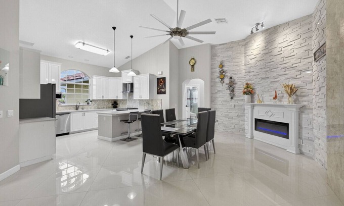 Hunt Club Casa | Sleeps 8 West Palm Large House Pet Friendly