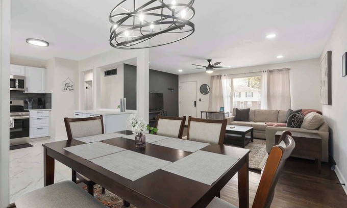 Lee's Summit Casa | Sleeps 9 Kings Beds w/TV's Steps to Shops