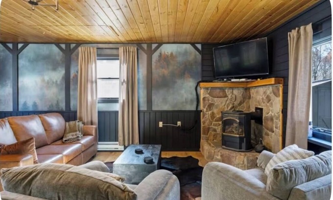 Albrightsville Casa | sleeps six, close to slopes, hot tub and game room