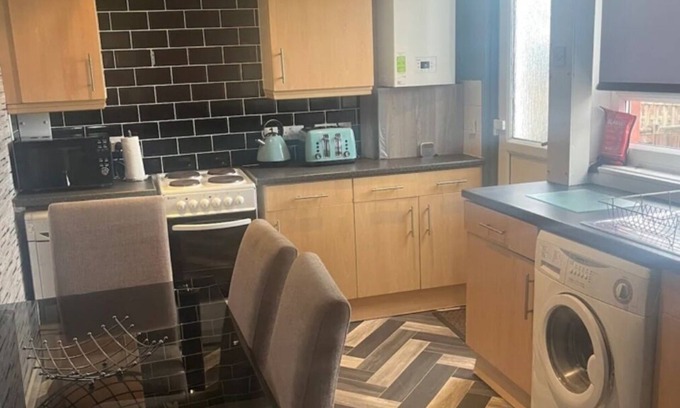 Airdrie Casa | Sleeps6, for tradesman contractors,WiFi ,parking