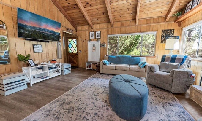 Whispering Forest Casa | Sleepy Basset Chateau-2bd 1bath BBQ-EV Charger