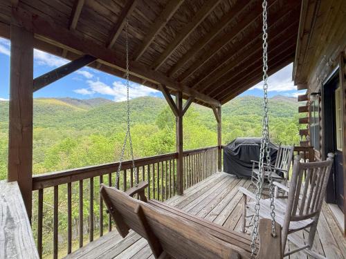 Maggie Valley Casa | Sleepy Bear Cabin-Watch the Sunset, Dogs welcome with Pet Rate