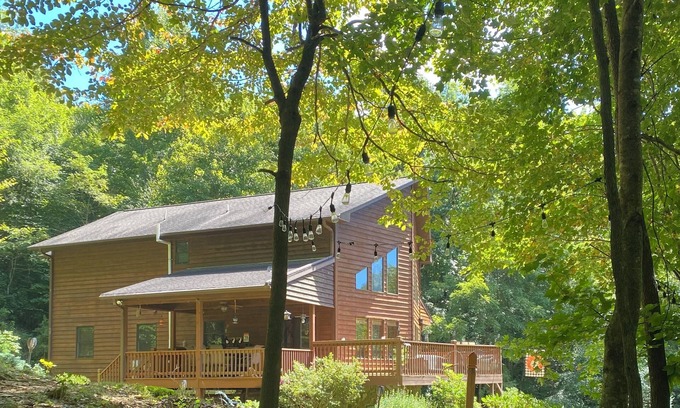Topton Cabina | Sleepy Bear Lodge. Fire Pit + Starter Wood + Fast Starlink Wi-Fi + Full Kitchen.
