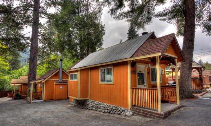 Crestline Cabina | Sleepy Hollow Cabins & Hotel