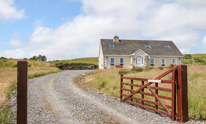 Donegal Cabaña | SLEIBHTE SLIABH LIAG, family friendly in Carrick, County Donegal