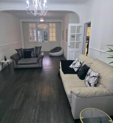 Redbridge Casa | Slendermorrs Palace