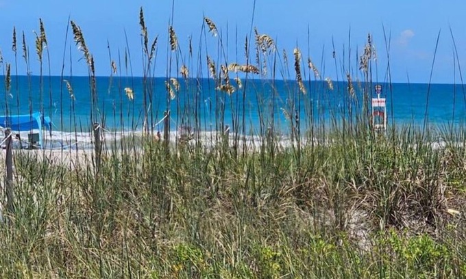 Cape Caneveral Beach Gardens Condominio | Slice of Paradise, 1 bedroom, walk to the beach!