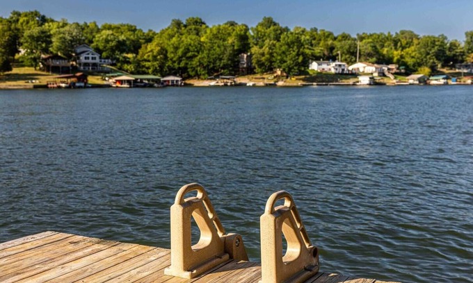 Williamstown Cabina | Slice of Summer- Lakefront w/ Dock- 7 miles to Ark