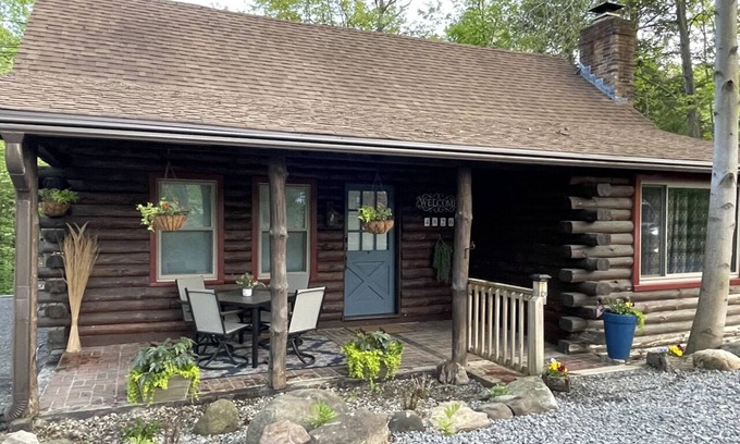 New Castle Cabina | Slippery Rock Cabin on the Creek. Close to McConnell’s Mill & Moraine St. Parks.