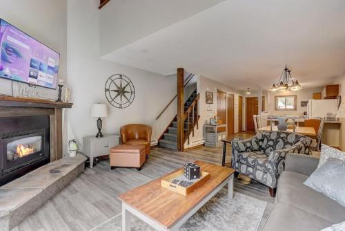 Lake Delton Casa | Sloane Condo for Families Golfers and Girls Trips