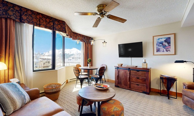 Crested Butte Apartamento | Slope access with mtn views, in/outdoor pools, hot tub, sauna, gym